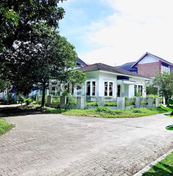 DI SEWAKAN. RUMAH KOMPLEK TASBI 1, SETIABUDI. POSISI HOOK. LEBAR 15 METER. KOMPLEK ELITE & FAVORIT