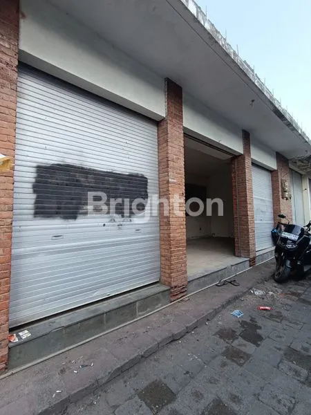 image TOKO STRATEGIS AREA PADA TURIS DEKET PANTAI KUTA (1)