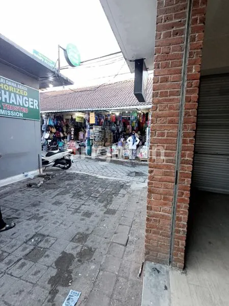 image TOKO STRATEGIS AREA PADA TURIS DEKET PANTAI KUTA (3)