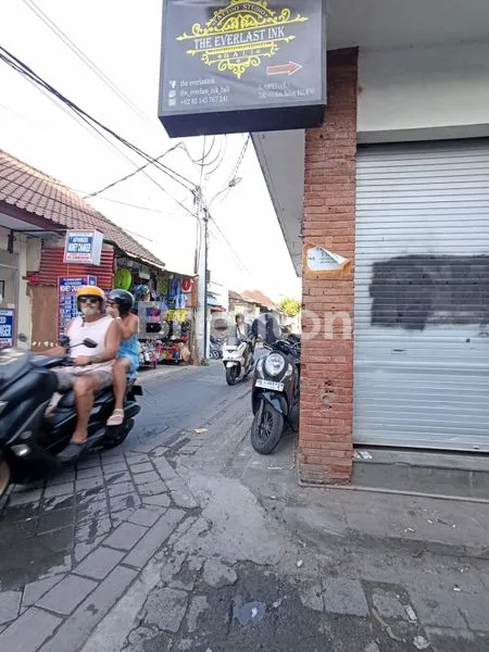 image TOKO STRATEGIS AREA PADA TURIS DEKET PANTAI KUTA (7)