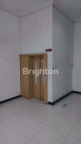 image RUKO 3,5 LANTAI SIAP PAKAI DI SEMARANG TENGAH. ADA LAHAN PARKIR (2)