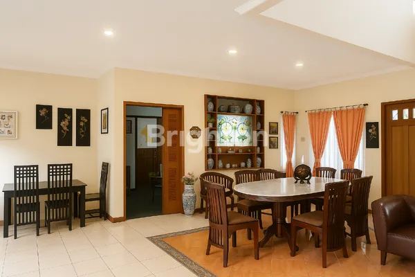 image RUMAH MEWAH 7+1 KAMAR DI KOMPLEKS EKSKLUSIF — LT 800M² / LB 400M² — HADAP UTARA, SHM (2)