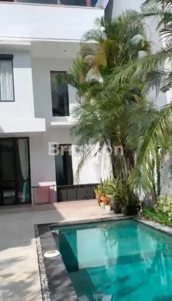 image VILA MEWAH 2 LANTAI DI SEMINYAK (6)