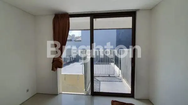 image RUMAH SIAP HUNI MINIMALIST GRAHA FAMILI SURABAYA BARAT (5)