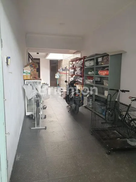 image RUMAH YANG ASRI SIAP HUNI SANGAT COCOK UNTUK KELUARGA DI KUTISARI INDAH UTARA DEKAT DENGAN UNIV PETRA (6)