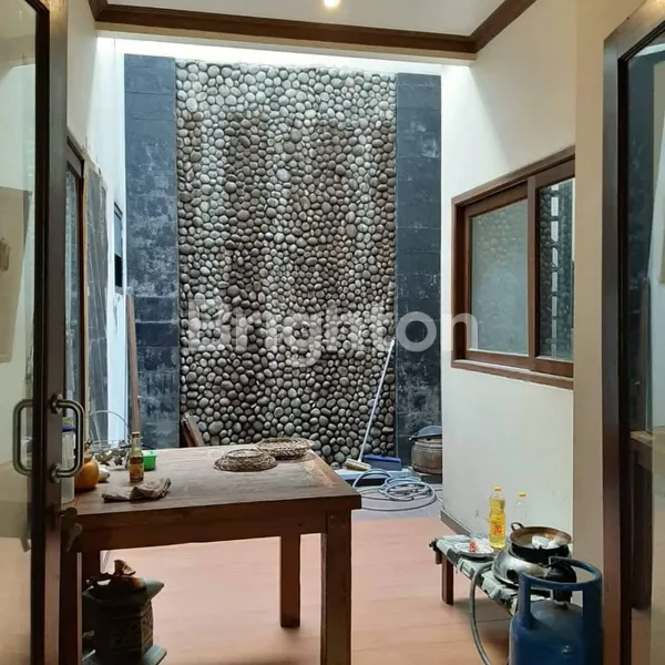 image DIJUAL RUMAH DI PURI SURYA JAYA GEDANGAN SIDOARJO DESIGN GAYA BALI MODERN DAN NATURAL (5)