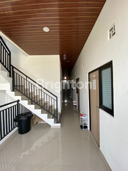 image COCOK UNTUK PASSIVE INCOME, GROSS INCOME 50JT / BULAN, RUMAH KOST WIYUNG BARU GRESS, FULL PERABOTAN, LOKASI STRATEGIS DI WIYUNG SURABAYA BARAT, SELANGKAH KE RAYA MENGANTI WIYUNG, DEKAT KAMPUS UNESA, PAKUWON MALL, DEKAT RUMAH SAKIT WIYUNG SEJAHTERA, RUMAH  (4)