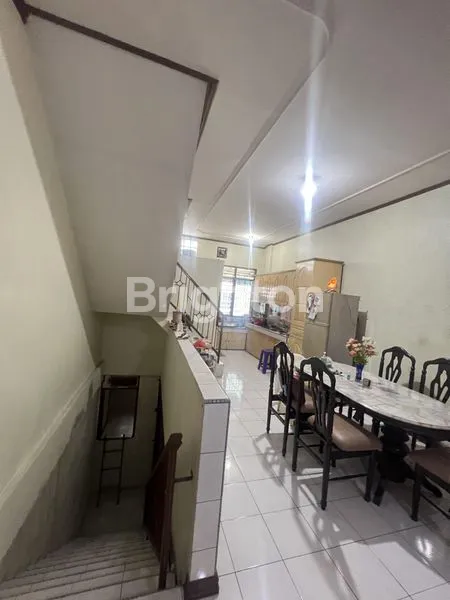 image DI JUAL CEPAT RUKO BISNIS SIAP HUNI INTI KOTA JL. SPARMAN  SANGAT COCOK UNTUK BISNIS KOST KOST AN, TEMPAT KURSUS / LES, TOKO, KANTOR, BANK, COFFEE SHOP, CAFE, RESTO DAN LAIN NYA (3)