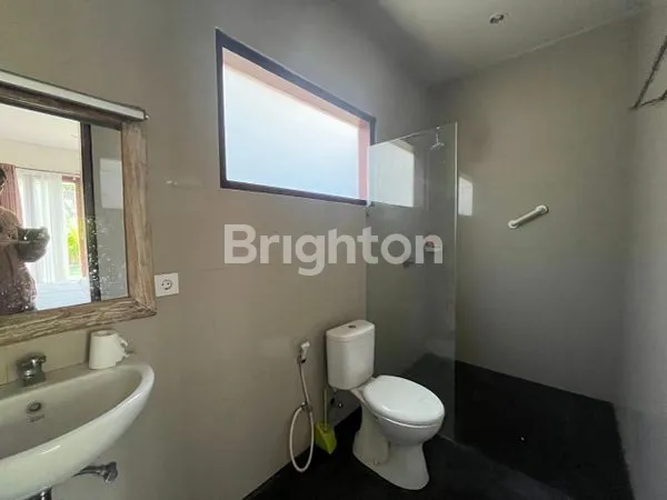 image VILLA 3 BEDROOM DENGAN HALAMAN LUAS DI LEGIAN KUTA (8)