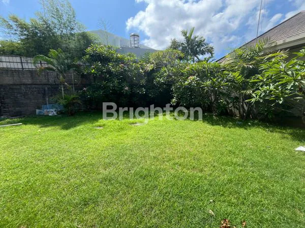VILLA 3 BEDROOM DENGAN HALAMAN LUAS DI LEGIAN KUTA