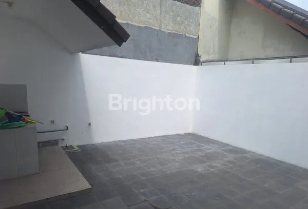 image RUMAH 2 LANTAI STRATEGIS DI PANTAI MENTARI CLUSTER HAMPTON (3)