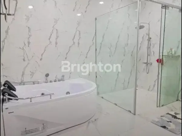 image RUMAH MEWAH 3 LANTAI DIJUAL – LOKASI STRATEGIS ALAM SUTERA  (7)