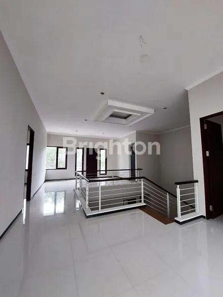 image RUMAH 2 LANTAI DIJUAL SEMI FURNISHED DI NIEUW INDIE ARAYA KOTA MALANG (3)