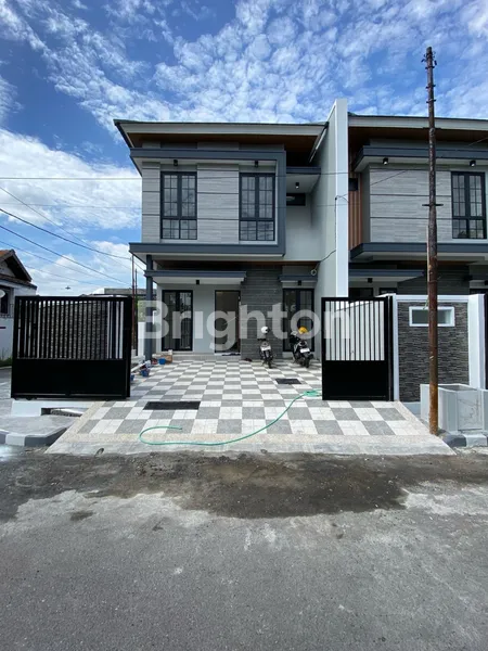 image RUMAH BARUK UTARA, HOOK CANTIK, BARU GRESS MINIMALIS KONTEMPORER HANYA SELANGKAH KE RAYA MERR, SANGAT DEKAT DENGAN JALAN RAYA MERR, DEPAN FASUM (DEPAN TDK ADA TETANGGA) (1)