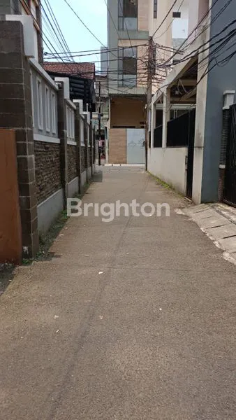 image RUMAH CANTIK ASRI NYAMAN 3 LANTAI GROGOL (4)