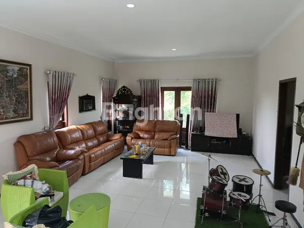 image RUMAH 2 LANTAI LINGKUNGAN NYAMAN ASRI HALAMAN HIJAU LUAS DI GREEN HILL MALANG (3)