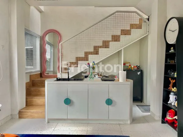 image RUMAH MINIMALIS 2LANTAI HOOK FULL FURNISHED DENGAN BASEMENT DI KOMPLEKS KP PADI DAGO CISITU DEKAT ITB BANDUNG (2)