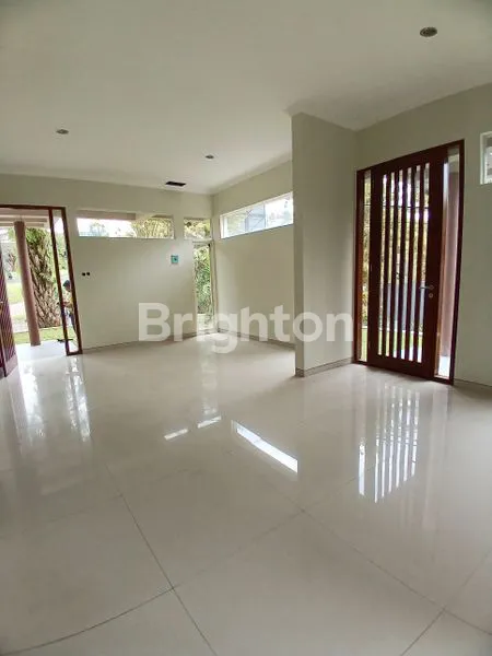 image RUMAH COCOK UNTUK VILLA 3 LANTAI DENGAN ROOFTOP POSISI HOOK DI CLUSTER MEWAH DEKAT TOK DI CEMORO KANDANG KOTA MALANG (2)