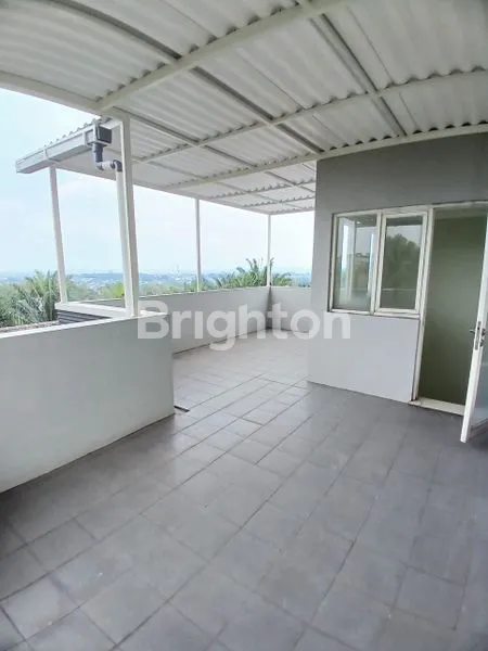 image RUMAH COCOK UNTUK VILLA 3 LANTAI DENGAN ROOFTOP POSISI HOOK DI CLUSTER MEWAH DEKAT TOK DI CEMORO KANDANG KOTA MALANG (6)