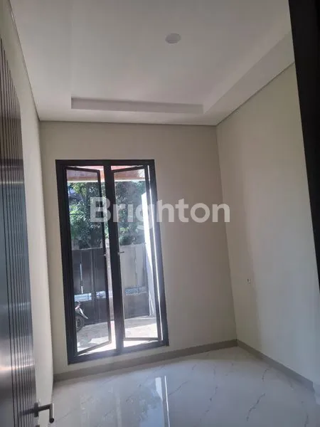 image RUMAH BARU GRESS 2 LANTAI SIAP HUNI DARMO INDAH  (4)