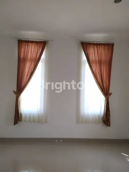 image RUMAH 2 LANTAI SIAP HUNI DI PARAMOUNT VILLAGE (8)