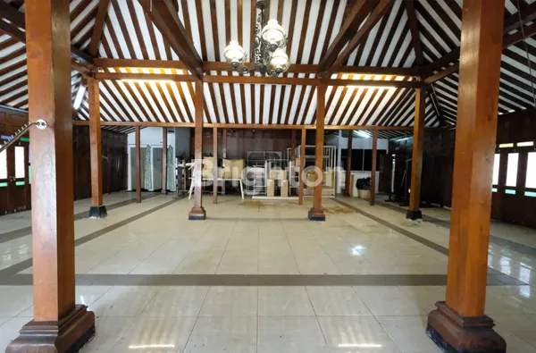 image SOLO LAWEYAN, RUANG USAHA / RUMAH LIMASAN. KONDISI ISTIMEWA, SIAP PAKAI. LOKASI STRATEGIS. LUAS 513M. SHM (5)