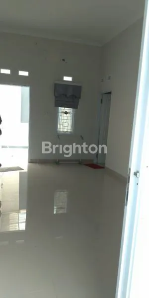 image RUMAH MEWAH 2 LANTAI HOOK DI PERUMAHAN ELITE MADIUN (8)