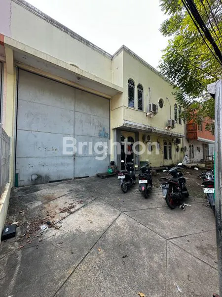 image GUDANG ADA RUANG KANTOR 2 LANTAI BISA DILEWATI KONTAINER 40 FEET DI BANDARA MAS (1)