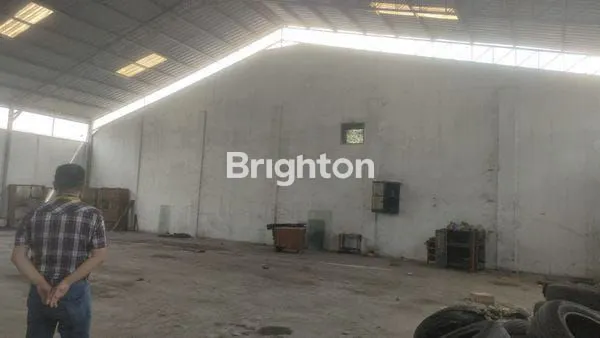 image GEDUNG RUKO LUAS BEKAS BENGKEL BAN MOBIL (3)