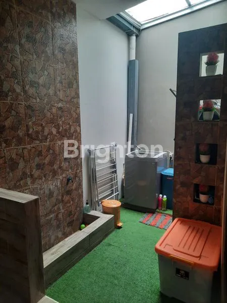 image RUMAH HOOK SEMI-FURNISHED 2 LANTAI, 5 MENIT KE MALL LIVING WORLD (4)