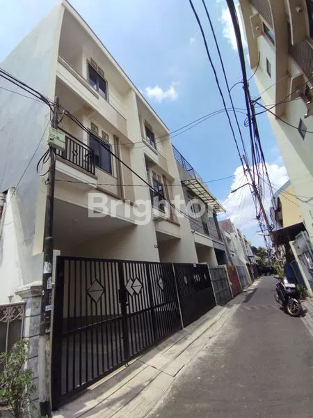 image RUMAH BARU 3 LANTAI STRATEGIS DI TANJUNG DUREN, HARGA TURUN! (2)