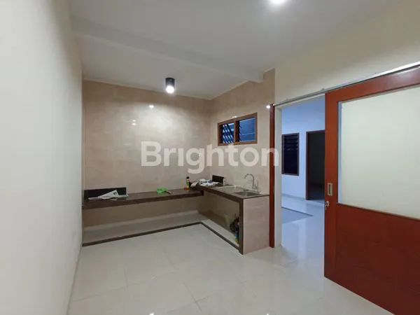 image DISEWAKAN : RUMAH TERAWAT 4KT 2+1KM DI MANYAR, LOKASI NYAMAN (4)