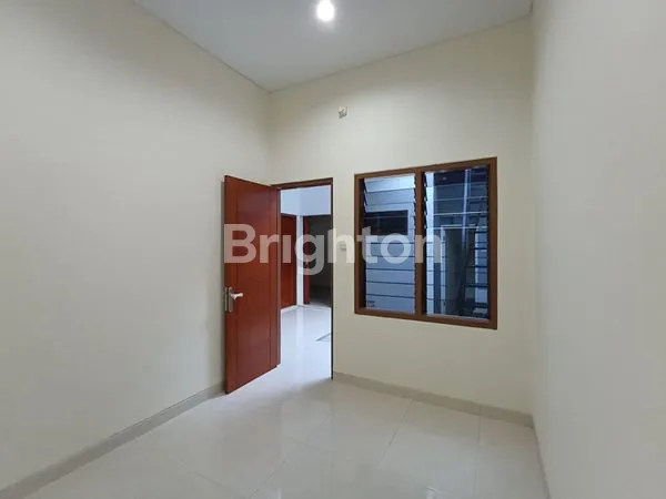 image DISEWAKAN : RUMAH TERAWAT 4KT 2+1KM DI MANYAR, LOKASI NYAMAN (3)