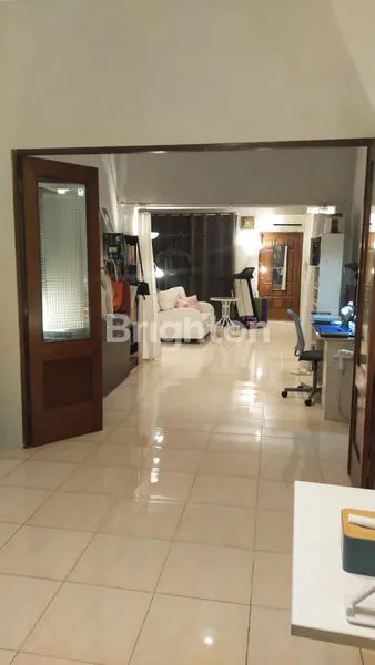 image RUMAH LEBAR DAN ASRI DI TENGAH KOTA SURABAYA (2)