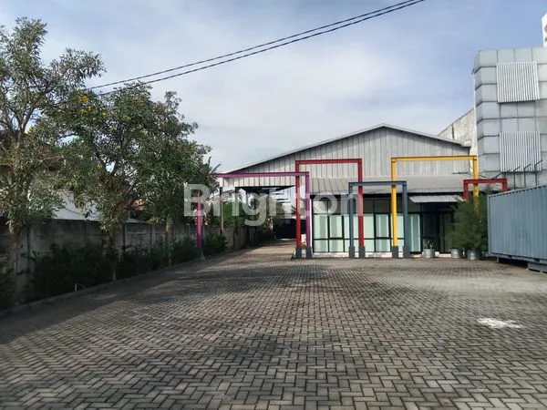 image GUDANG BARU GRESS PINGGIR JALAN DI MENGANTI (1)