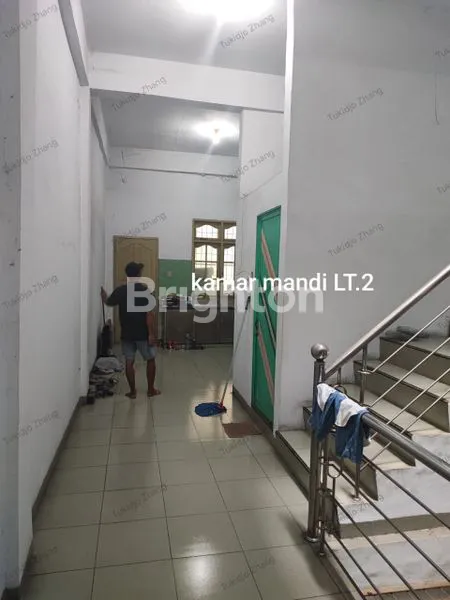 image RUKO 3 LANTAI STRATEGIS DEKAT PASAR BERUANG MEDAN SHM (2)