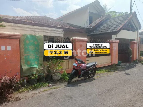 image DI JUAL RUMAH 2 LANTAI DI TENGAH KOTA SANGAT STRATEGIS DEKAT DENGAN FASILITAS PUBLIK DAN HANYA 45 METER KE JALAN SLAMET RIYADI! (2)