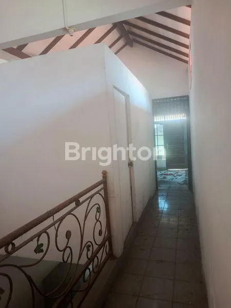 image DI JUAL RUMAH 2 LANTAI DI TENGAH KOTA SANGAT STRATEGIS DEKAT DENGAN FASILITAS PUBLIK DAN HANYA 45 METER KE JALAN SLAMET RIYADI! (8)