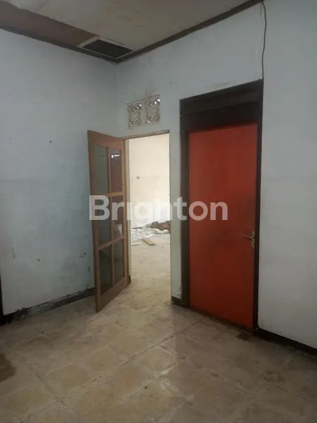 image DI JUAL RUMAH 2 LANTAI DI TENGAH KOTA SANGAT STRATEGIS DEKAT DENGAN FASILITAS PUBLIK DAN HANYA 45 METER KE JALAN SLAMET RIYADI! (5)