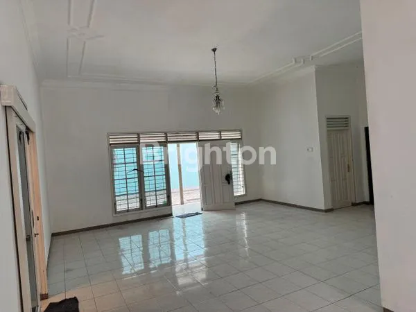 image RUMAH MEWAH 250M² DI SULFAT, DEKAT RS PURI BUNDA, SHM (3)