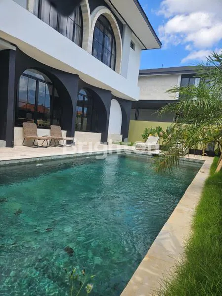 image VILLA EKSLUSIF BALI 240M² FULLY FURNISHED DI SEMINYAK, 28 TAHUN (1)