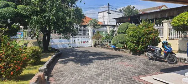 image RUMAH 1 LANTAI DI RAYA PETEMON BARAT (1)