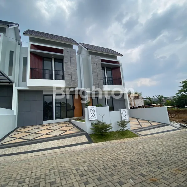 image RUMAH 2 LANTAI SPLIT LEVEL  NEW TYPE PERUMAHAN CLUSTER DE CASABLANCA MALANG TURUN TOLL SAWOJAJAR LANGSUNG SAMPAI DEKAT BANGET (3)