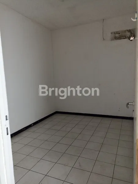 image RUMAH 1.5 LANTAI KLAMPIS SURABAYA DEKAT SEKALI KE RAYA MERR DAN JALAN BESAR (3)