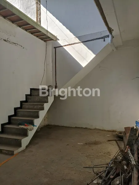 image RUMAH 1.5 LANTAI KLAMPIS SURABAYA DEKAT SEKALI KE RAYA MERR DAN JALAN BESAR (4)