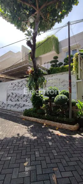 image RUMAH 2 LANTAI ELEGAN BAGUS TERAWAT SANGAT SIAP HUNI LEBAR 9 DEKAT PETRA MANYAR NGAGEL NGINDEN WISMA MUKTI KERTAJAYA INDAH (2)