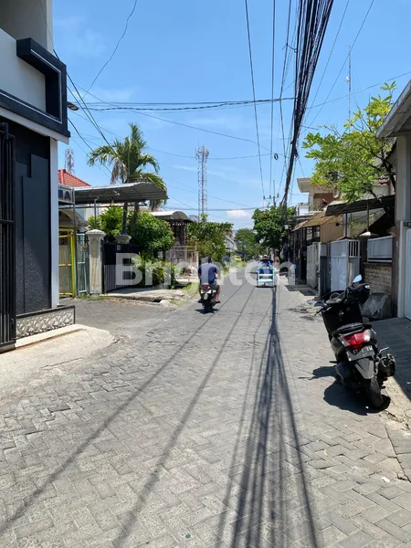 image RUMAH MINIMALIS PLOSO KENJERAN LEBAK SURABAYA ROW 2 MOBIL NEGO (2)