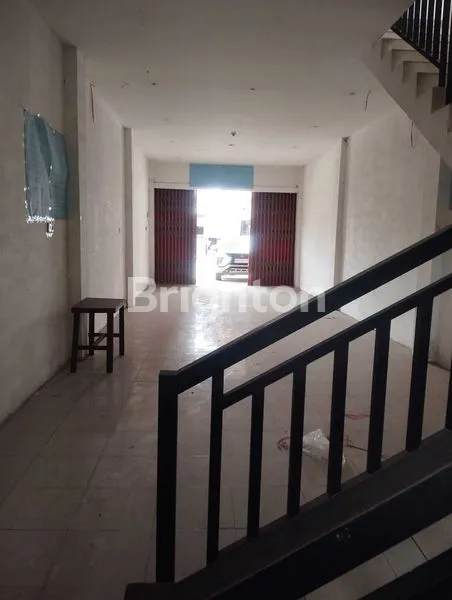 image RUKO 3LT  FULL BETON FULL KERAMIK STRATEGIS PINGGIR JALAN RAYA DEPAN PASAR SERUNI (3)