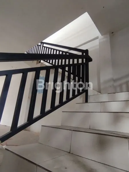 image RUKO 3LT  FULL BETON FULL KERAMIK STRATEGIS PINGGIR JALAN RAYA DEPAN PASAR SERUNI (5)