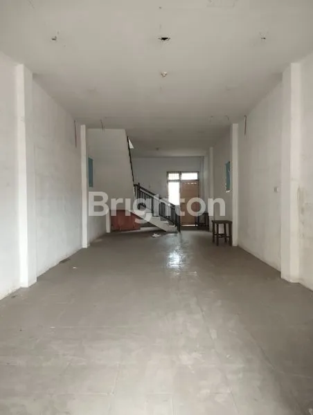 image 2 UNIT RUKO GANDENG 3LT FULL BETON FULL KERAMIK STRATEGIS PINGGIR JALAN RAYA DEPAN PASAR SERUNI PONTIANAK TIMUR (2)